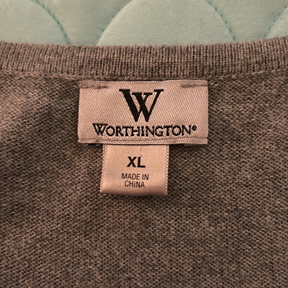 Sleeveless, belted sweater with sequin shoulders. - Picture 9 of 10